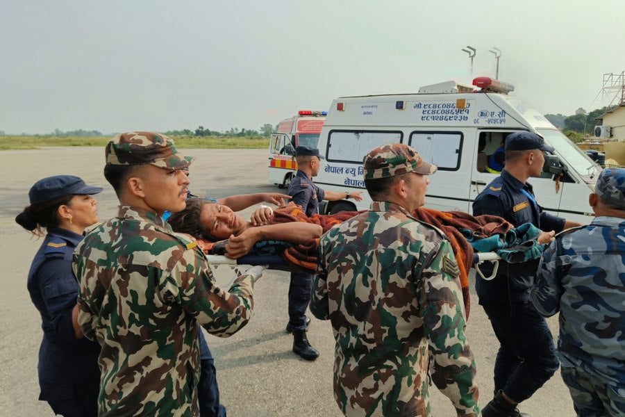 Soldados ayudando tras el terremoto