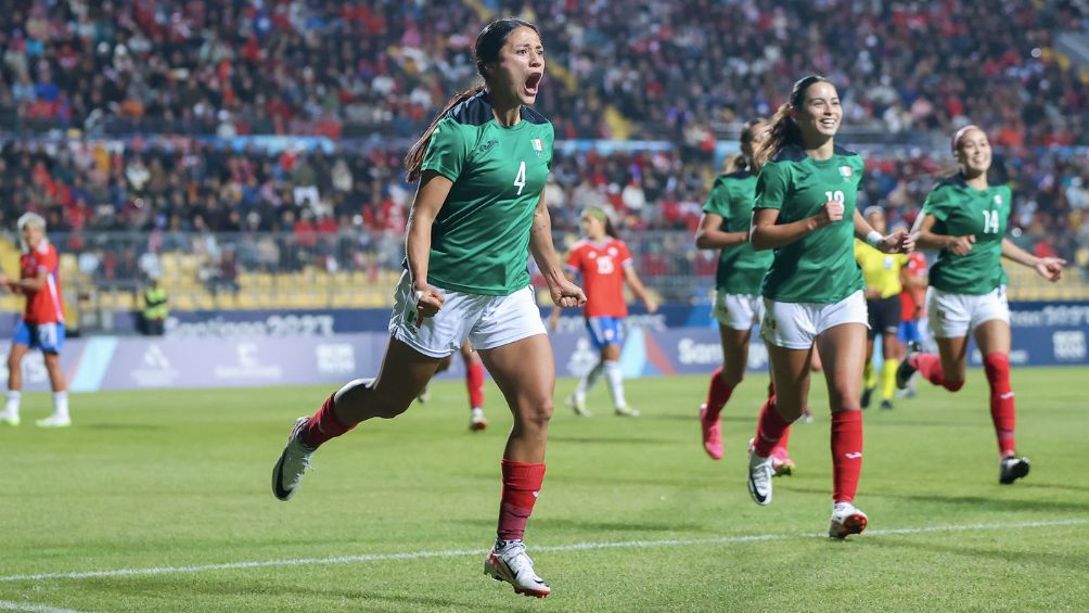 Rebeca Bernal festeja su gol