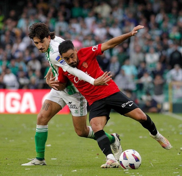 Mallorca y Betis disputando el balón