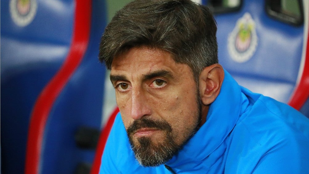 Veljko Paunovic dirigiendo un partido