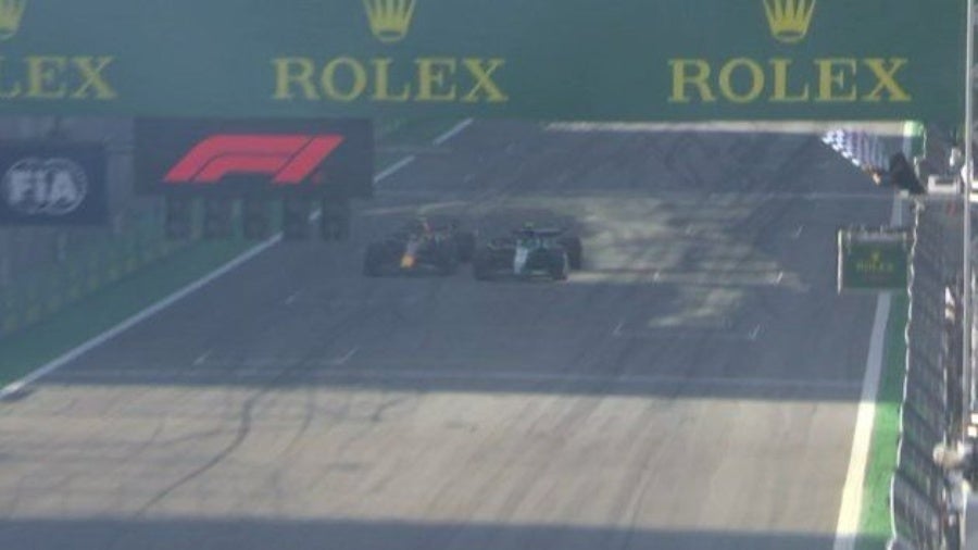 Fernando Alonso y 'Checo' luchando por el podio 