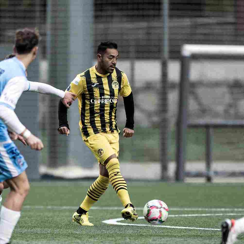 Marco Fabián en acción con el UE Santa Coloma 