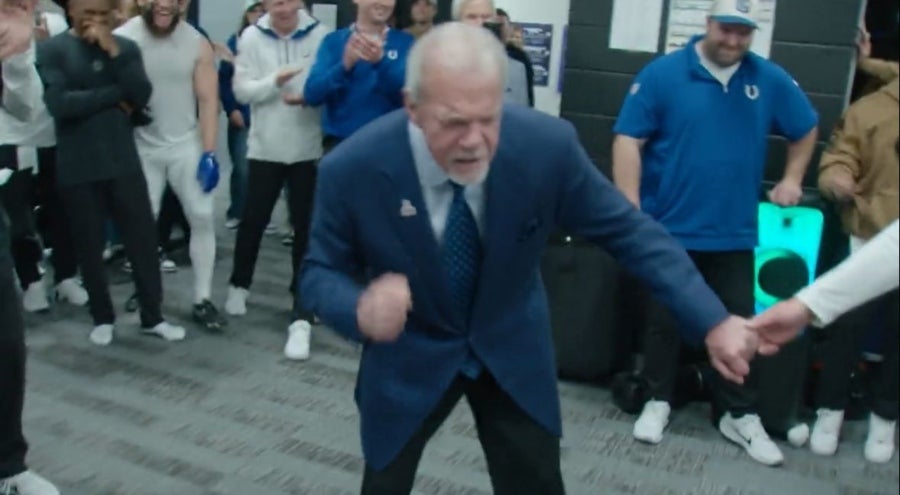 Jim Irsay bailando tras victoria de Colts