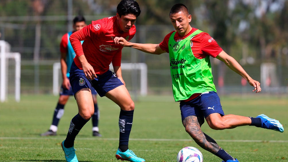 Jugadores de Chivas en intenso entrenamiento