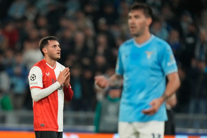 Santi Giménez en el partido vs Lazio