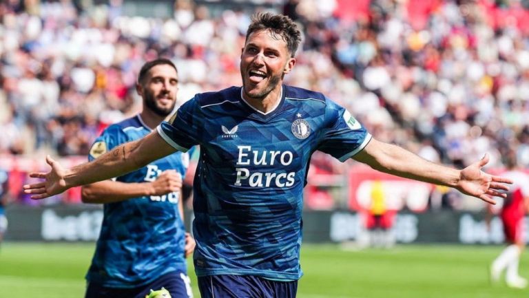 Santiago Giménez jugando con el Feyenoord