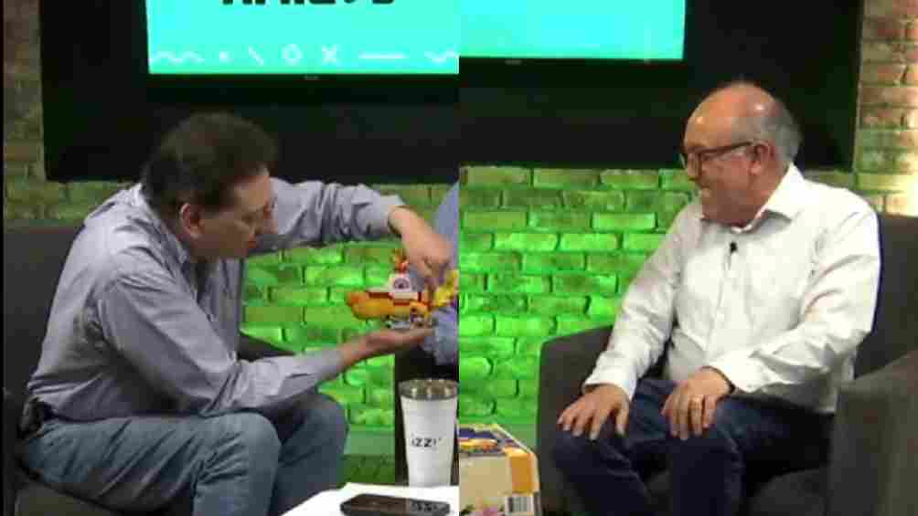 ¡Le rompió la reliquia y el corazón! Enrique Burak "destrozó" un LEGO de Pepe Segarra