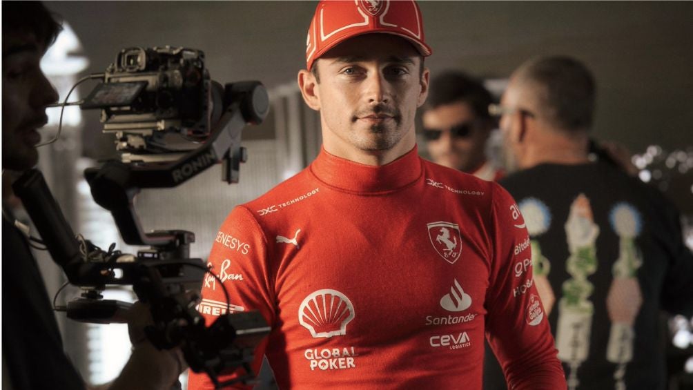 Charles Leclerc con la nueva indumentaria de Ferrari