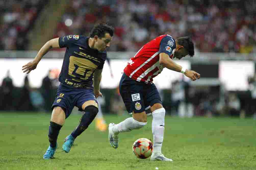 Alan Mozo como jugador de Pumas ante las Chivas