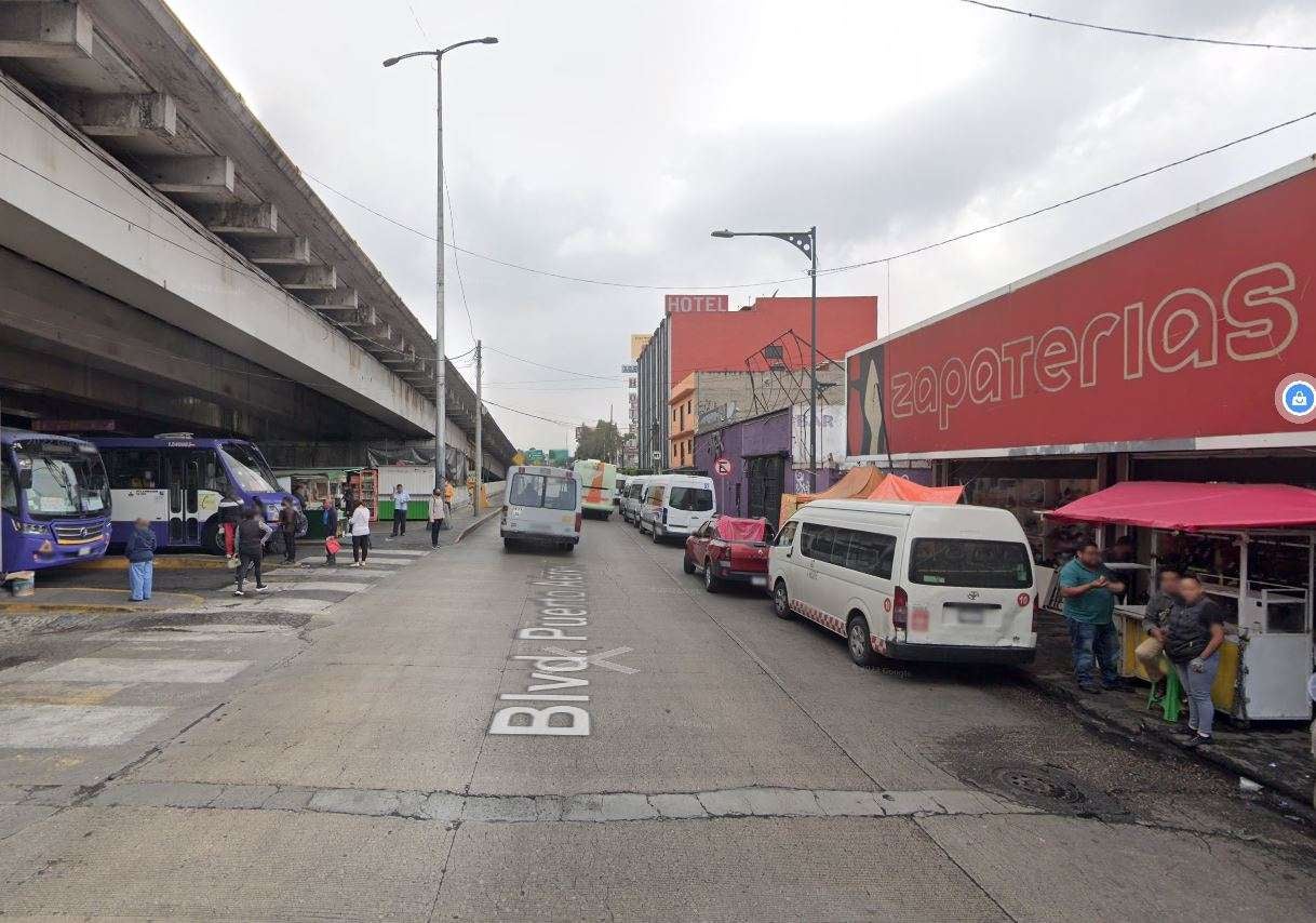 En el Metro Boulevard Puerto Aeropuerto salen 'combis' que te llevan al Palacio de los Deportes.