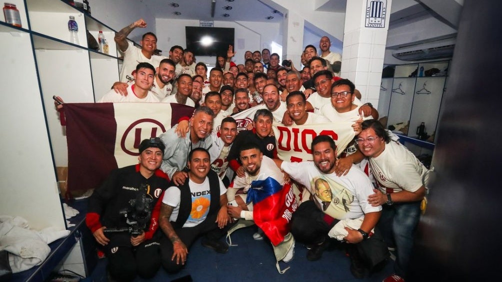 Universitario celebrando el título de la liga de Perú 