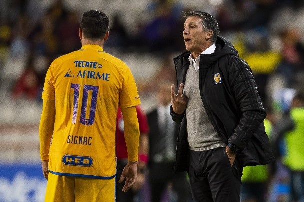 Siboldi dirigiendo a Tigres