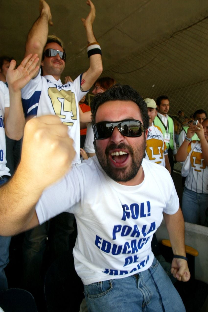 Micky con la playera con la leyenda 'Gol por la educación de Jorgito (Vergara)'