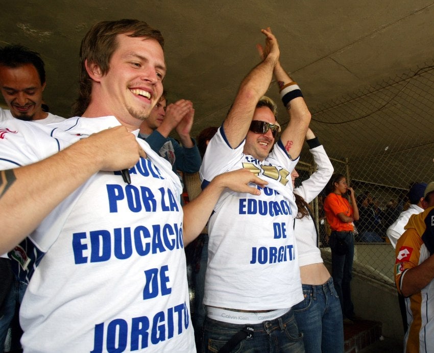 Molotov con la playera con la leyenda 'Gol por la educación de Jorgito (Vergara)'