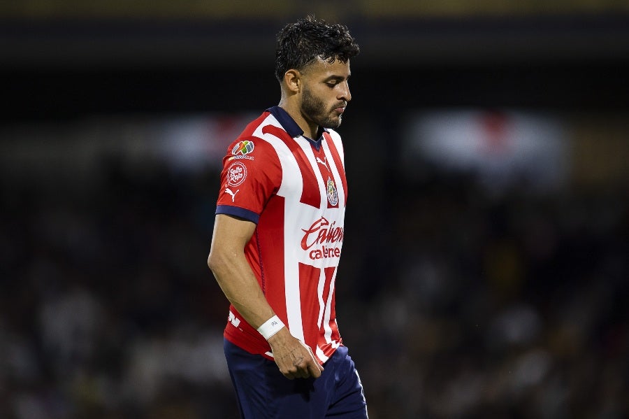 Jugadores de Chivas salieron rodeados de seguridad