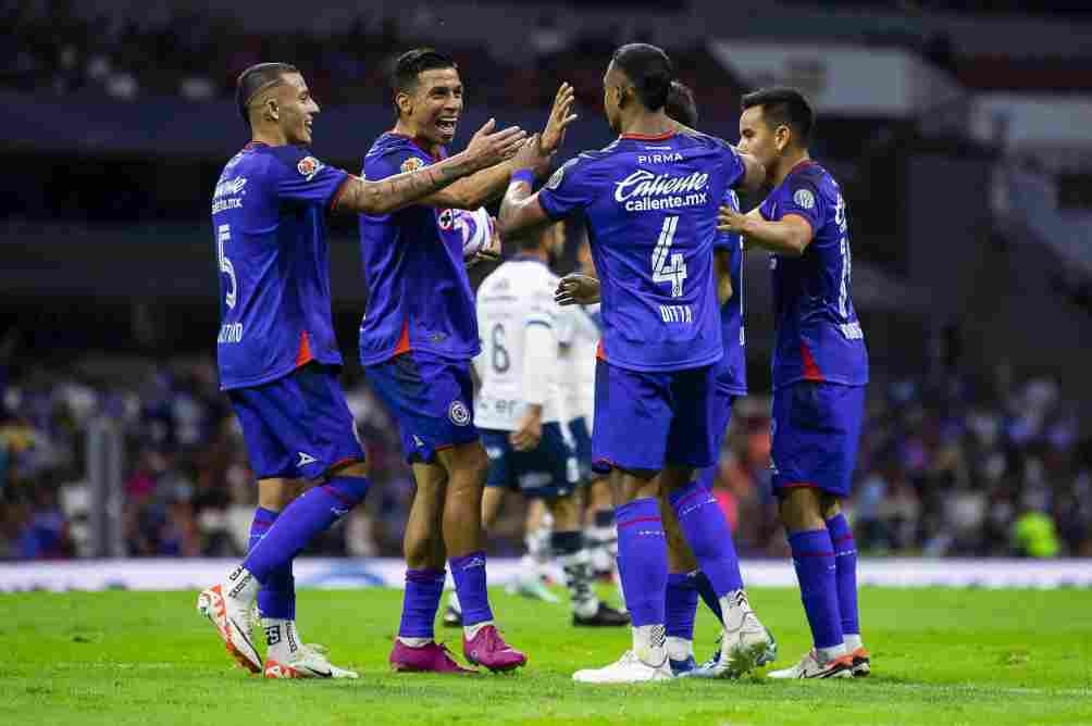 Jugadores de Cruz Azul festejan el gol de Ditta ante Puebla