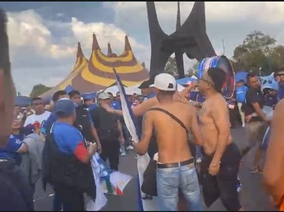 Se presenta pelea entre aficionados de Cruz Azul previo al juego ante Puebla