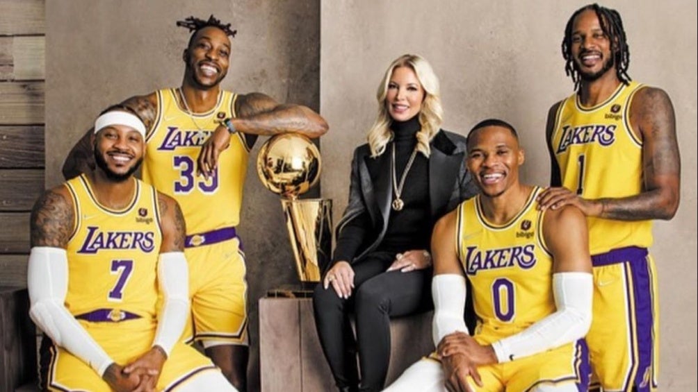 Jeanie Buss, presidenta de Los Angeles Lakers, revela que un dueño de NBA la 'manoseó'