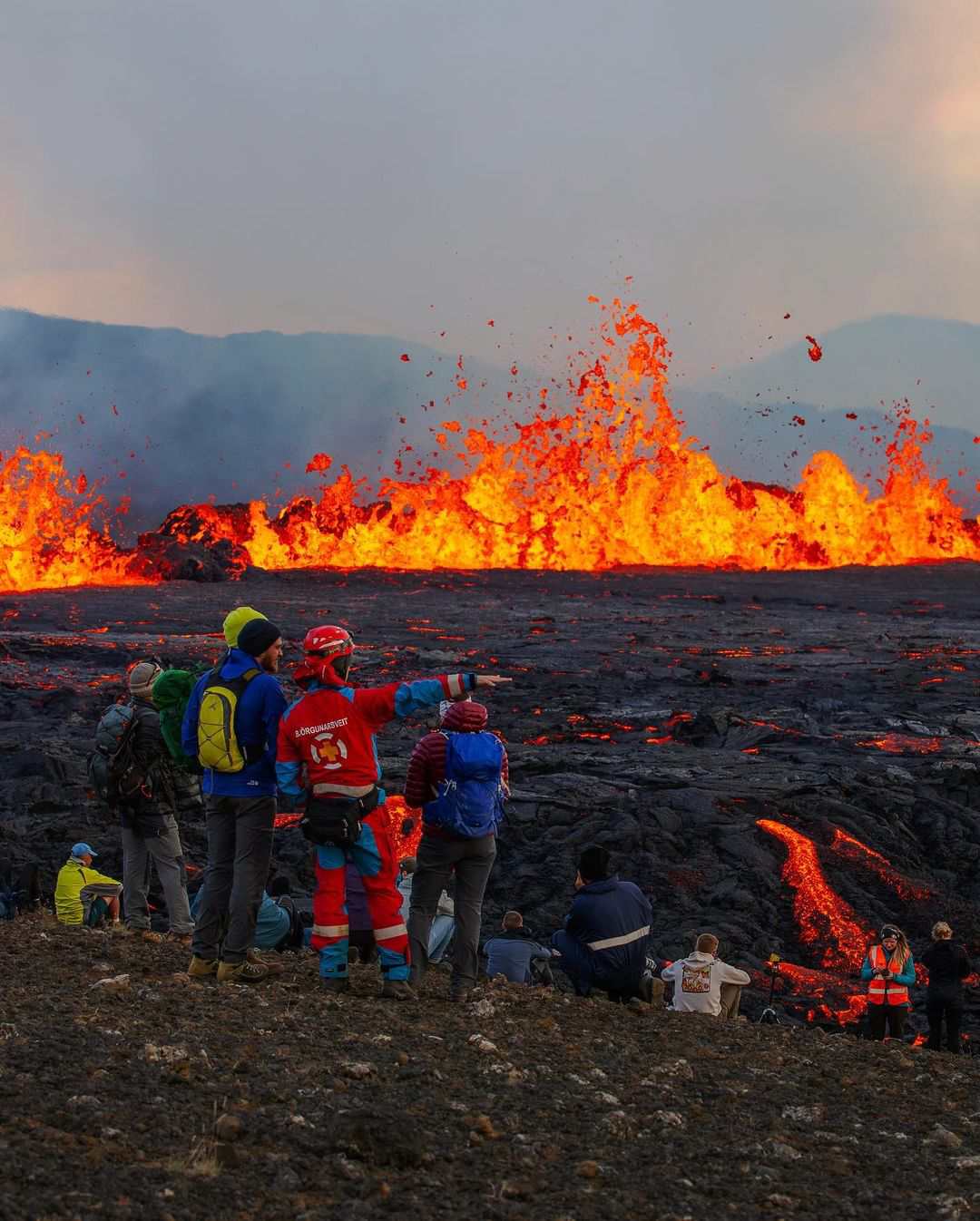 El movimiento de la magma hace que las placas tectónicas se acomoden y se generen los temblores.