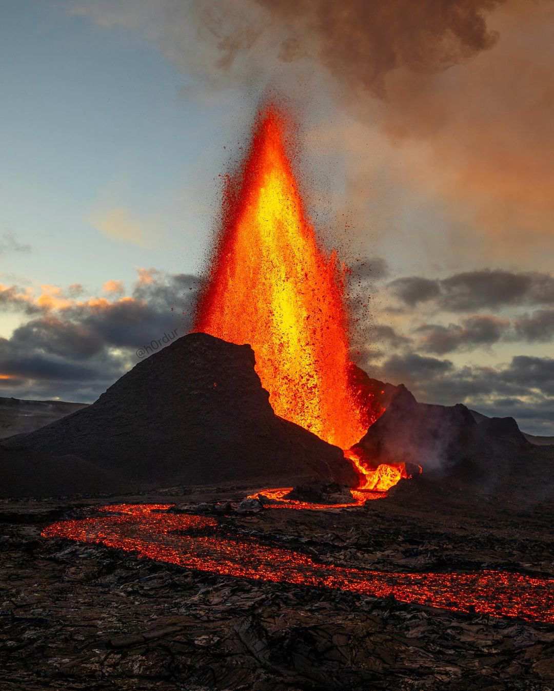 Las autoridades de Islandia prevén que un nuevo volcán pueda surgir.