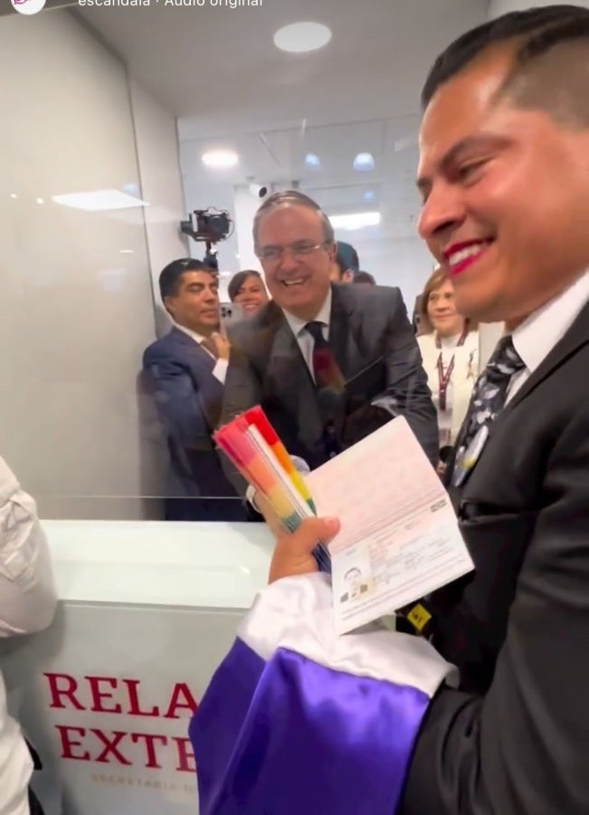 Jesús Baena recibiendo su pasaporte sin género