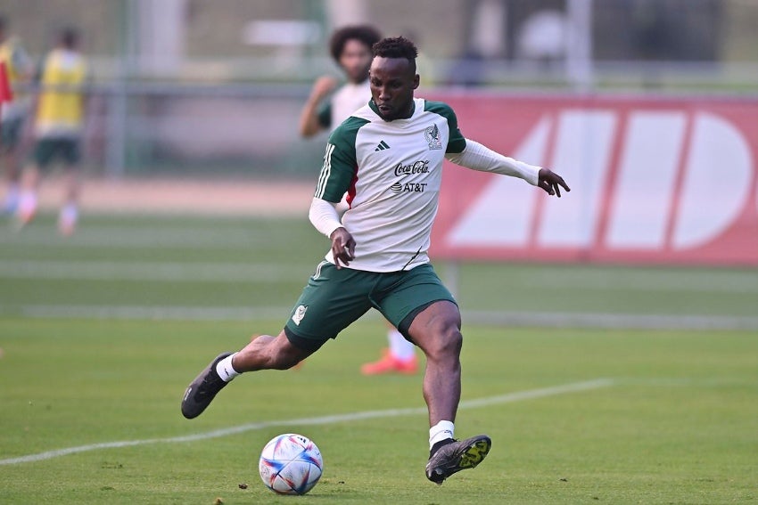 Julián Quiñones en entrenamiento con México