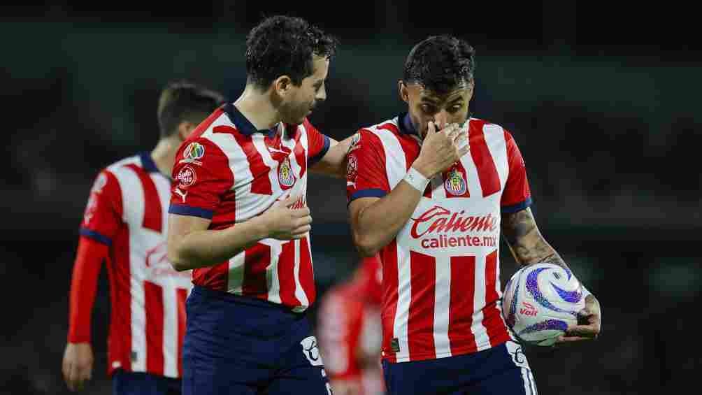 Mozo y Vega en el partido ante Pumas en Liga MX