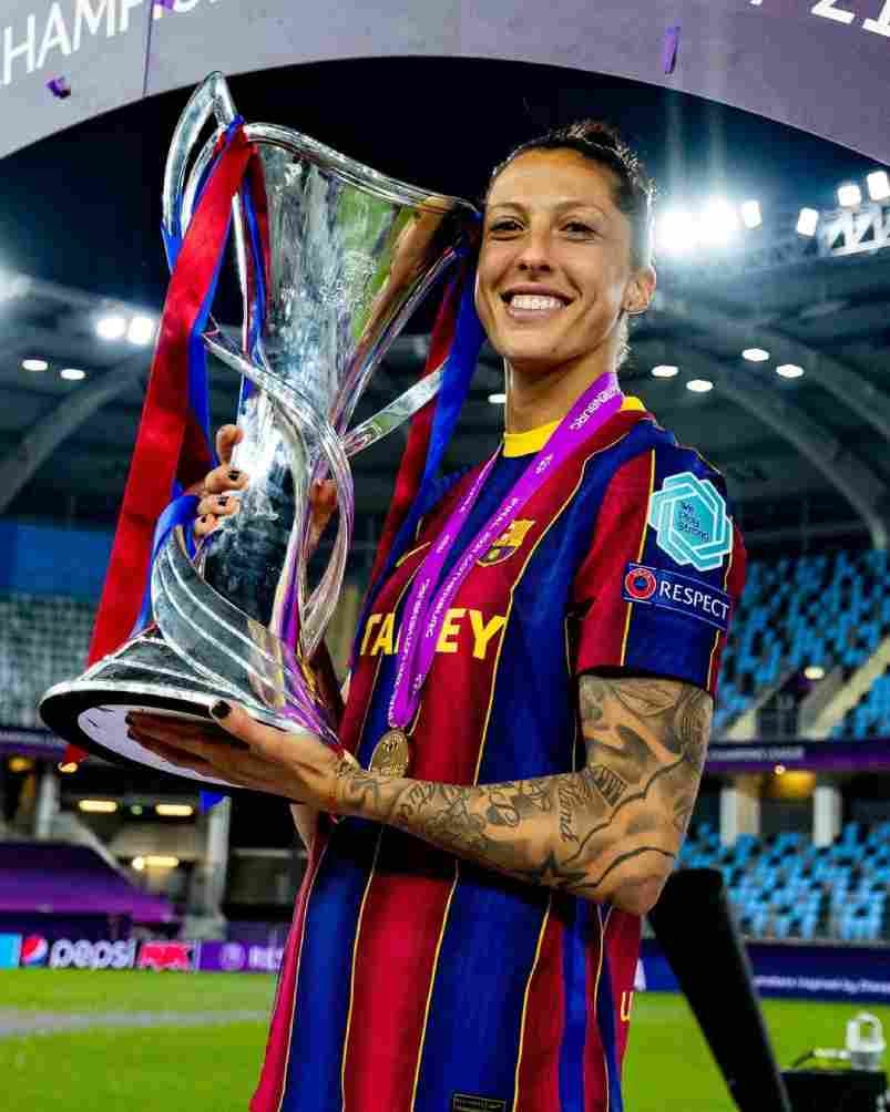 Jenni como campeona de Champions League con el Barcelona