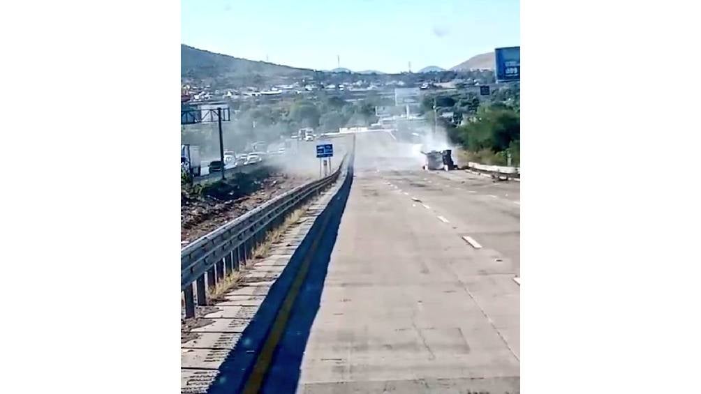 El conductor de la pipa no logró controlar la unidad y volcó. 