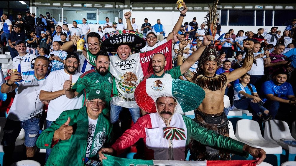 Aficionados de la Selección Mexicana apoyando al equipo 