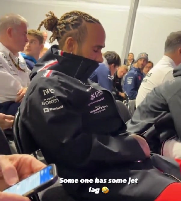 Lewis Hamilton dormitando en la reunión de pilotos 