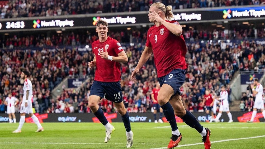 Erling Haaland celebrando su gol con Noruega 