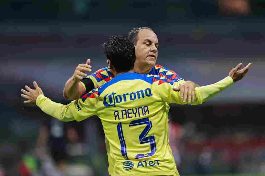 Cuauhtémoc Blanco y Ángel Reyna celebran un gol