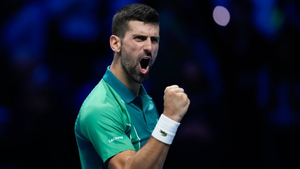 Novak Djokovic vence a Carlos Alcaraz y apunta a refrendar su título en las ATP Finals