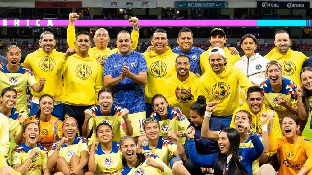 Jugadoras del América Femenil junto a Cuauhtémoc Blanco 