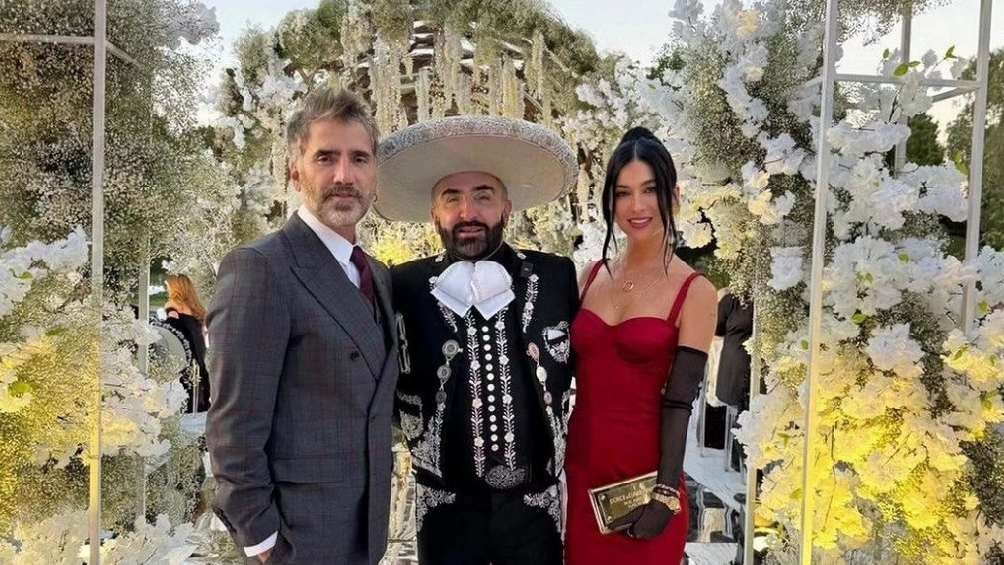 Alejandro Fernández fue a la boda junto a su pareja Karla Laveaga. 