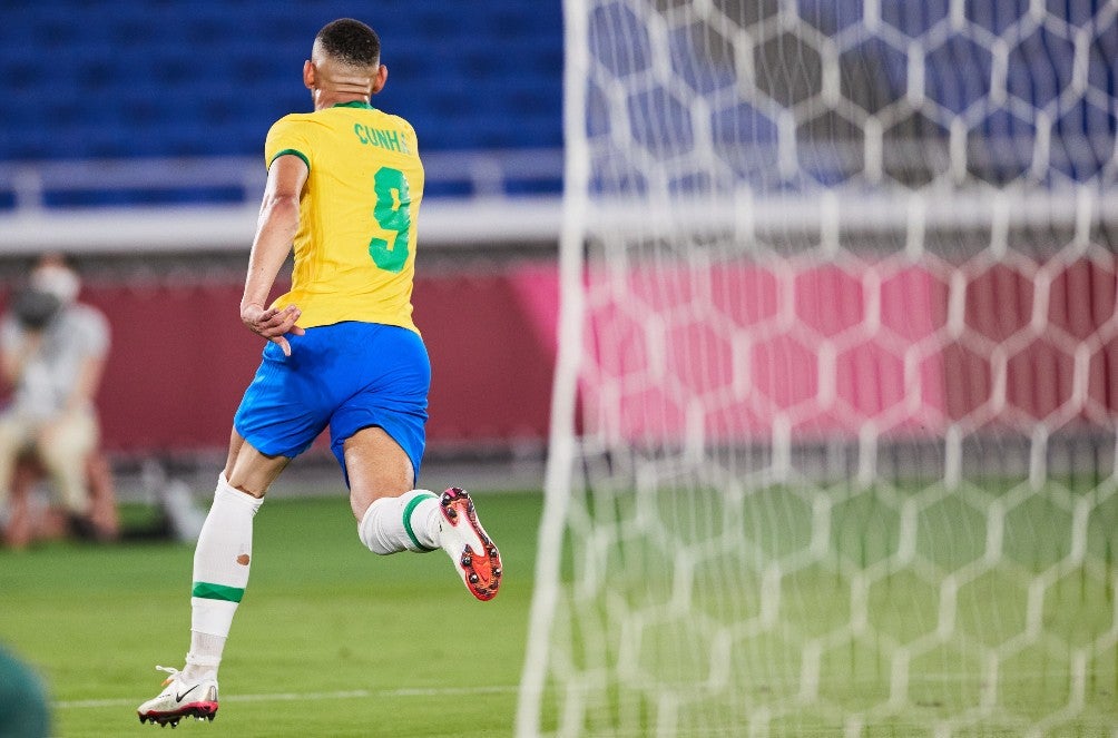 Matheus Cunha celebra un gol