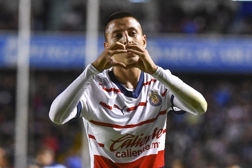 Piojo Alvarado en celebración de gol con Chivas