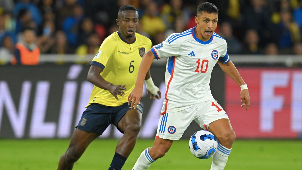 Alexis Sánchez durante el partido en Quito