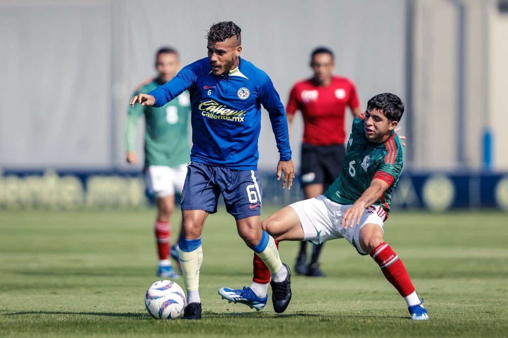 Jona Dos Santos disputa un balón