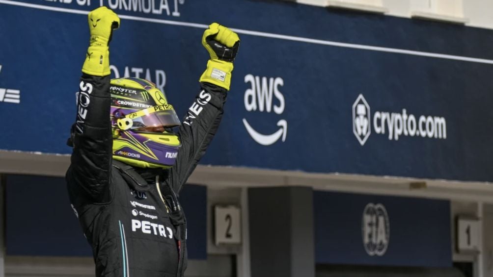 Hamilton celebra la pole position en Hungría