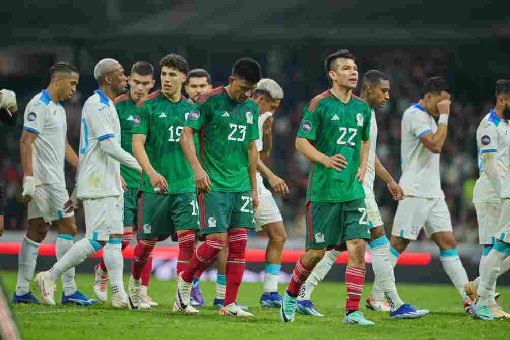 Los jugadores mexicanos en la vuelta en el Estadio Azteca