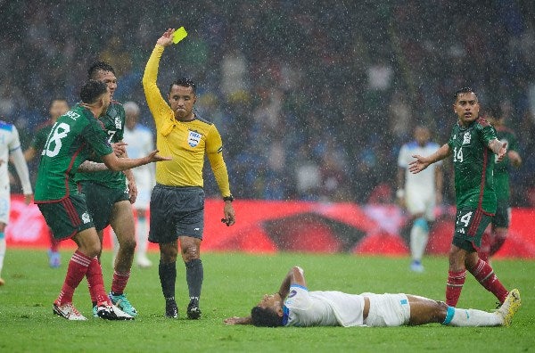 Barton fue el árbitro en el juego de México contra Honduras 