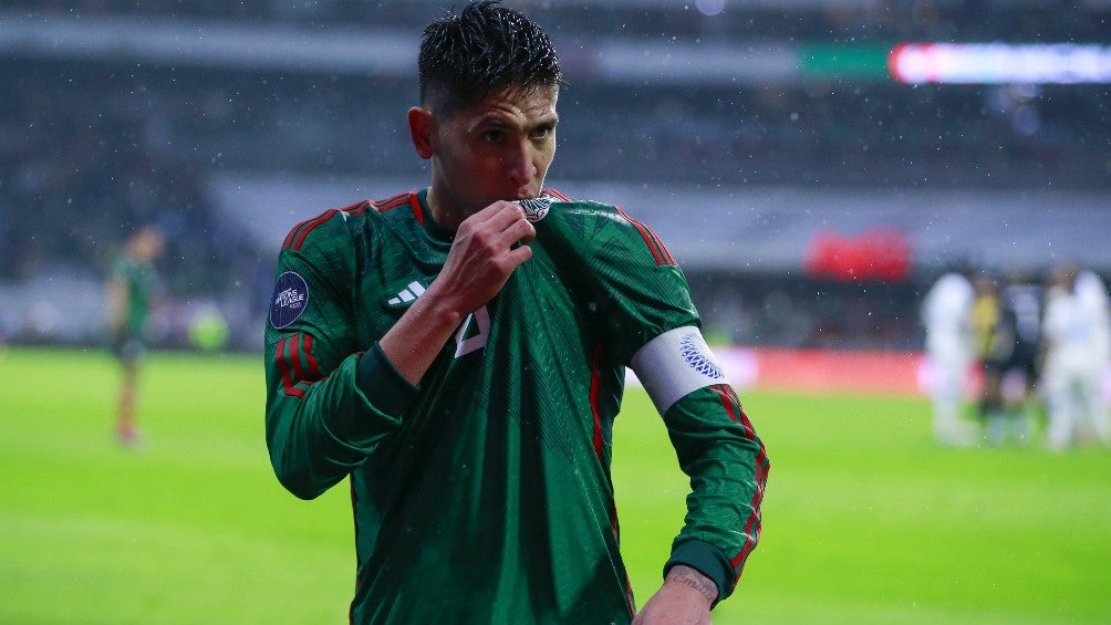 Edson Álvarez celebra el gol 