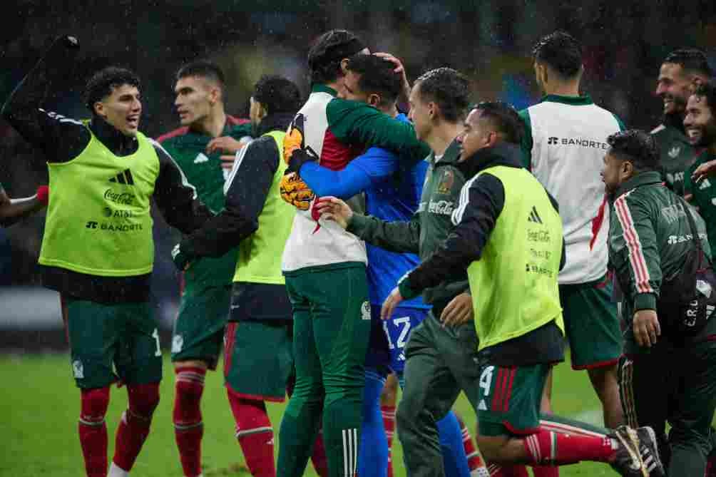 Jugadores felicitan a Malagón tras los penales ante Honduras