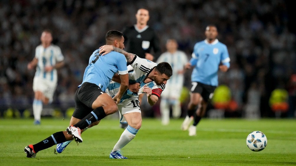 Sebastián Cáceres neutralizó a Messi