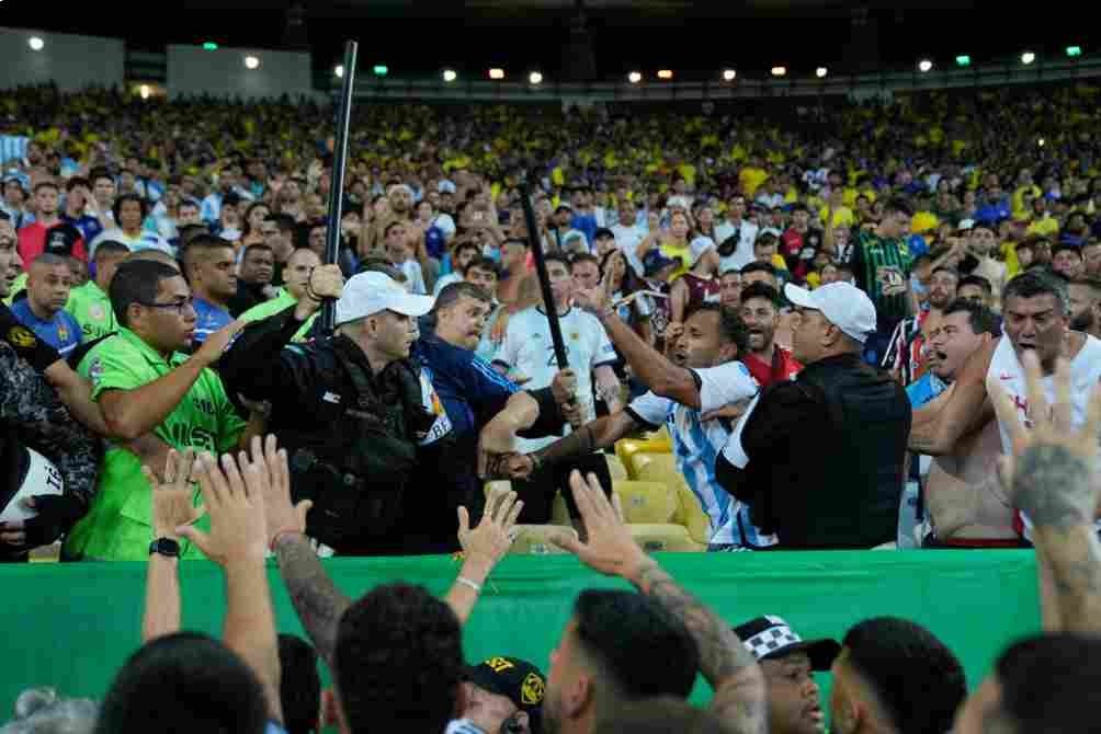 El enfrentamiento entre policías e hinchas argentinos