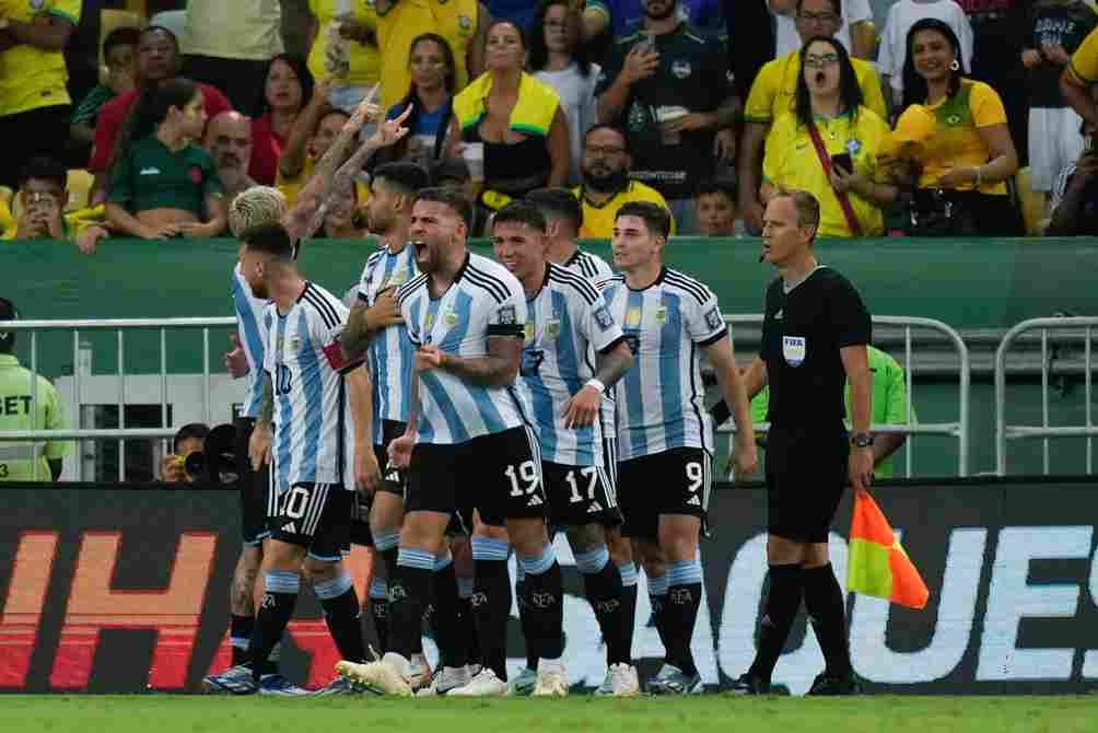 La Albiceleste en festejo luego de vencer a Brasil 