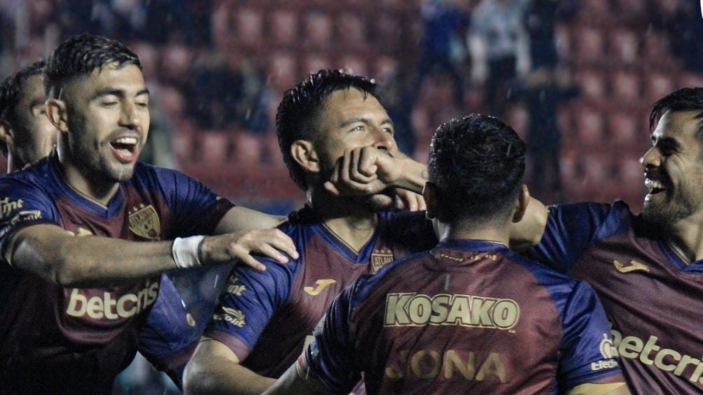 Atlante goleó a Leones Negros