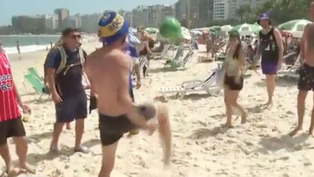 El hincha argentino en la playa de Rio